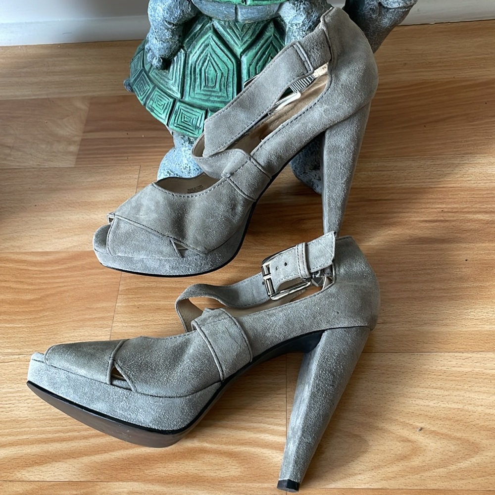 •MICHAEL KORS• suede platform heels // cross strap with buckle // size 8 1/2